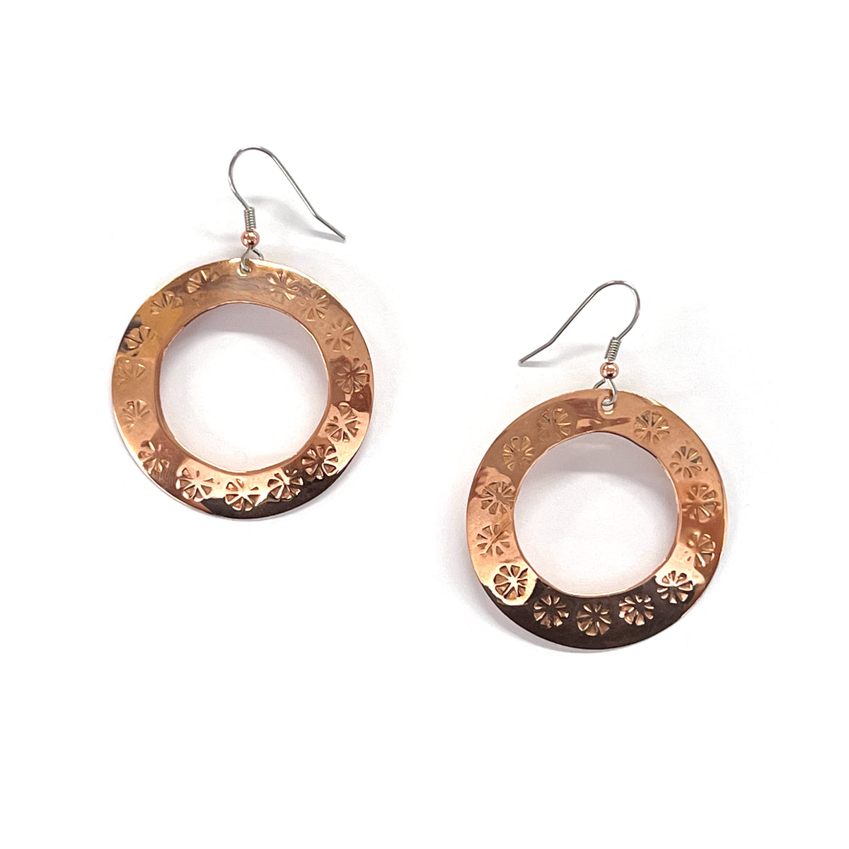 Boucle d&#39;oreille anneau gravé en cuivre poli