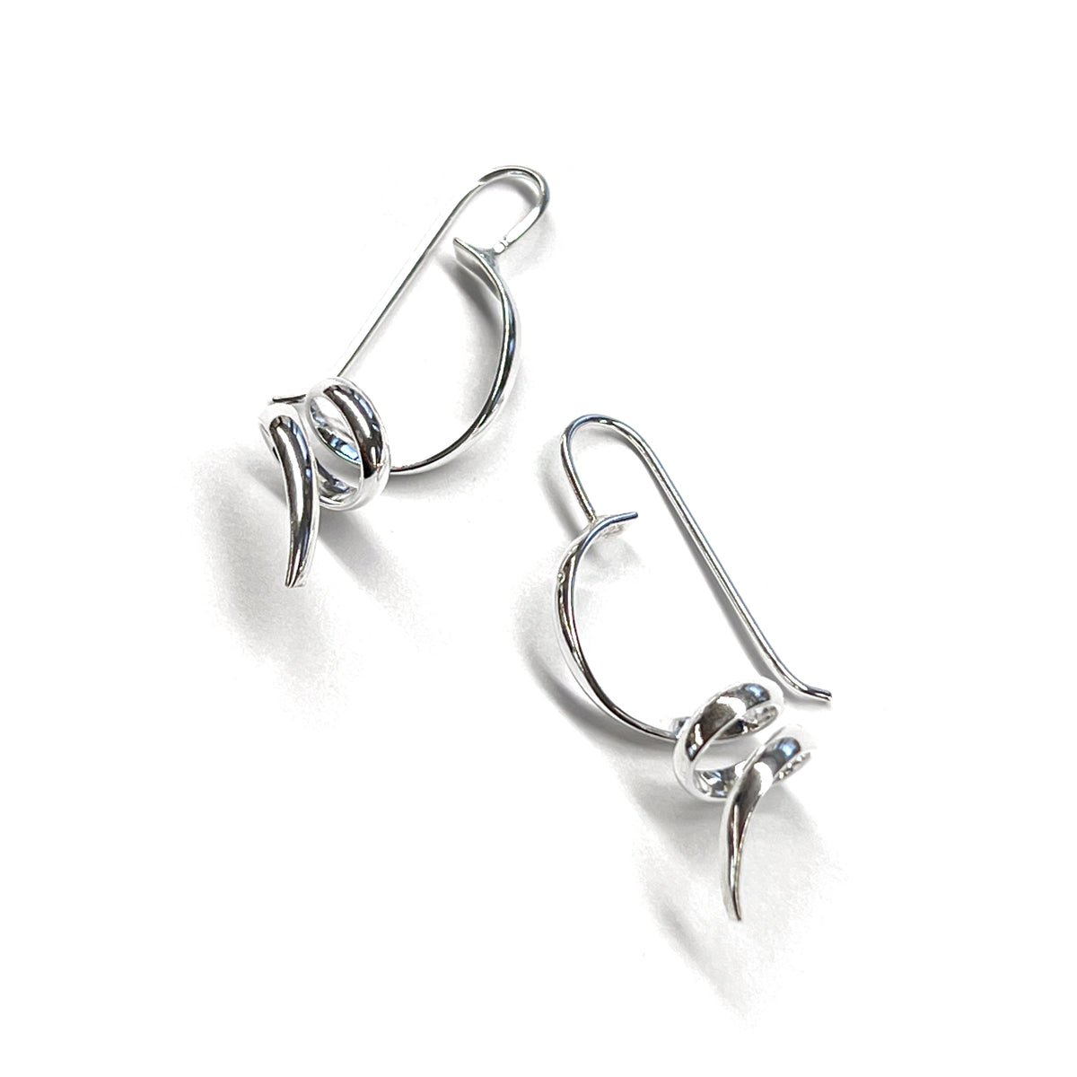 Boucles d&#39;oreilles en argent sterling martelées en forme de larme et courbe subtile